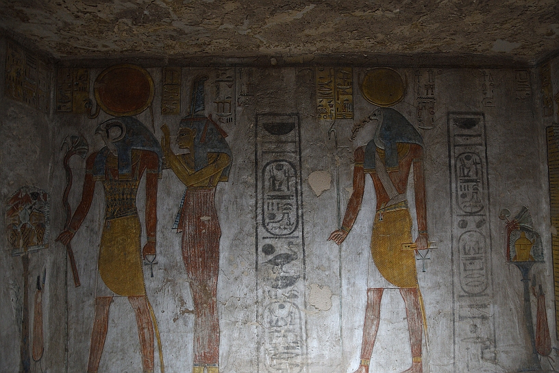 27 MAK_5982.jpg - Horus con la testa di falco, la divinità protettrice dei faraoni e Thot, con la testa dell'ibis dio della sapienza, della scrittura, della magia, della Luna e protettore degli scribi, tengono in mano l'ankh, che rappresenta la vita eterna e la salute; al centro la regina, i geroglifici in colonne verticali affianco alle figure descrivono l'identità delle divinità e del defunto, oltre a preghiere e formule sacre.